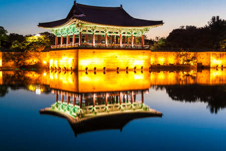 Dusk view of Korean old buildings. Anapji Pond in Gyeongju, South Koreaのeditorial素材