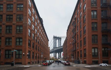 Manhattan Bridge from Washington Street in Dumbo, Brooklynのeditorial素材