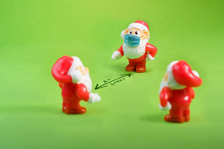 Santa Claus figures keeping social distance. Covid 19 conceptの写真素材