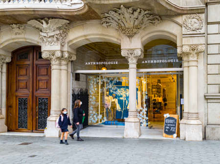 Barcelona, Spain. February 2021: People walking in front of Anthropologie storeのeditorial素材