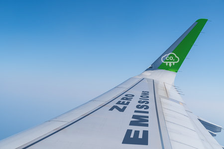 Commercial aircraft wing with zero emissions and CO2 Reduction Iconの写真素材