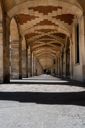 Sunlight illuminating arches in Place des Vosges, Parisの写真素材
