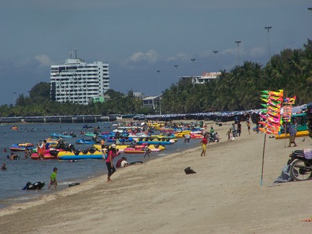 tourist group comes to use serve and the atmosphere round seaside area  a beach is bangsan , tourist highly popular attraction is of Thailand ,のeditorial素材