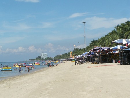 tourist group comes to use serve and the atmosphere round seaside area  a beach is bangsan , tourist highly popular attraction is of Thailand ,のeditorial素材