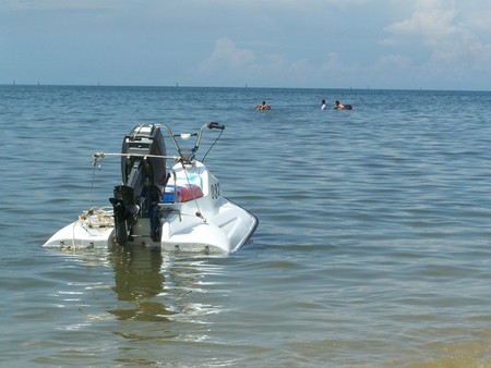 speedboat and scuter , a tourist comes to use serve on the seaside a beach is bangsan , tourist highly popular attraction is of Thailand ,のeditorial素材