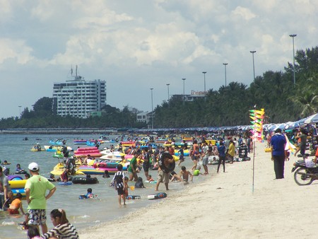 tourist group comes to use serve and the atmosphere round seaside area  a beach is bangsan , tourist highly popular attraction is of Thailand ,のeditorial素材