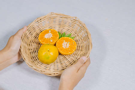 à¸ªà¸µà¸ªà¹à¸¡à¸à¸µà¹à¸¡à¸µà¸à¸²à¸£à¸à¸±à¸à¹à¸à¸à¸£à¸¶à¹à¸à¹à¸¥à¸°à¹à¸à¸ªà¸µà¹à¸à¸µà¸¢à¸§à¹à¸¢à¸à¸à¸à¸à¸·à¹à¸à¸«à¸¥à¸±à¸à¸ªà¸µà¸à¸²à¸§ Sweet orange cut into pieces on white background, selective focus, soft focus.の写真素材