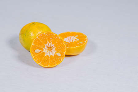 à¸ªà¸µà¸ªà¹à¸¡à¸à¸µà¹à¸¡à¸µà¸à¸²à¸£à¸à¸±à¸à¹à¸à¸à¸£à¸¶à¹à¸à¹à¸¥à¸°à¹à¸à¸ªà¸µà¹à¸à¸µà¸¢à¸§à¹à¸¢à¸à¸à¸à¸à¸·à¹à¸à¸«à¸¥à¸±à¸à¸ªà¸µà¸à¸²à¸§ Sweet orange cut into pieces on white background, selective focus, soft focus.の写真素材