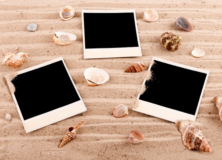 background of the three cards on the sand with shellsの写真素材