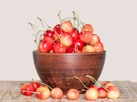 cherry white berries in a clay plate, close-upの写真素材