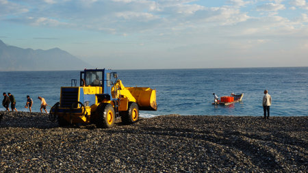 Fishermen unload the fishes from the boat by using truck in Hualien Taiwanのeditorial素材