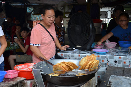 KUALA SEPETANG, MALAYSIA- 24 NOV,2015: Vendor sells food on the street in Kuala Sepetang, Malayisa. Kuala Sepetang is a coastal town located in Perak, Malaysiaのeditorial素材
