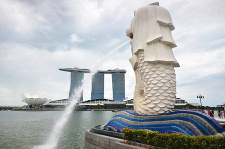SINGAPORE - MAY 26, 2016 The Merlion fountain and Singapore skyline . Merlion is an imaginary creature symbol of Singapore.のeditorial素材
