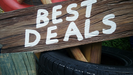 Best deal sign on wooden block in outdoorの写真素材