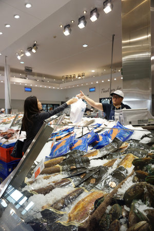 SYDNEY - AUG 21: Tourists visit Sydney Fish Market on August 21, 2015 in Sydney. It is 3rd largest fish market in the world, established in 1945 by the government.のeditorial素材