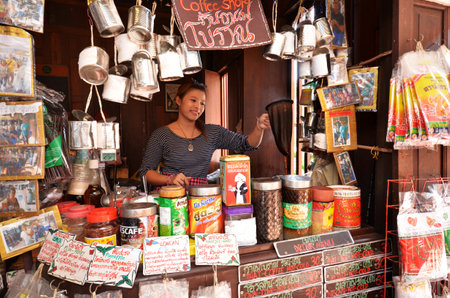 BANGKOK, THAILAND-20 JUNE, 2016: Unknown woman prepares sweet drink in Thailand street food shopのeditorial素材