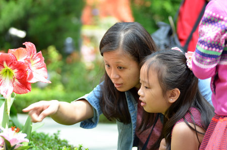 SINGAPORE- 10 JULY, 2016: Mother and daugther enjoy the beauty in the Flower Dome, Gardens by the Bayのeditorial素材