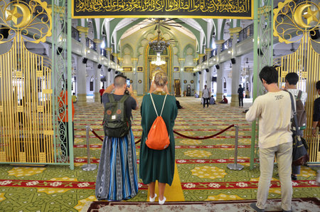 SINGAPORE - OCT 16, 2016: Inside of Sultan Mosque (also known as Masjid Sultan),Singapore and the Muslims worship of the Allah's kindness.のeditorial素材
