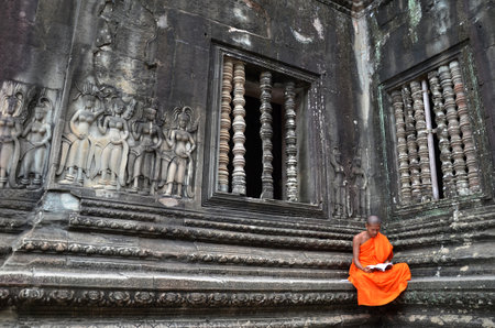 SIEM REAP, CAMBODIA - OCT 20, 2016: Monk meditates at the Angkor Wat temple in Siem Reap Cambodia.のeditorial素材