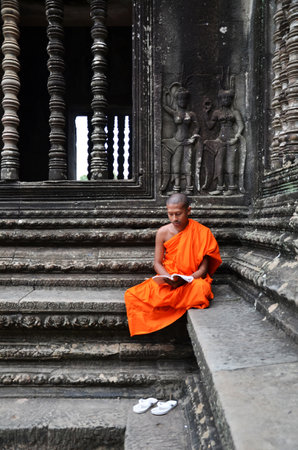 SIEM REAP, CAMBODIA - OCT 20, 2016: Monk meditates at the Angkor Wat temple in Siem Reap Cambodia.のeditorial素材