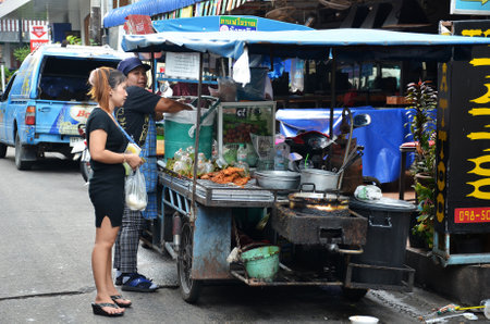 PATTAYA, THAILAND - 19 NOV, 2016: The Sellers of street food stalls in the city of Pattaya, Thailandのeditorial素材