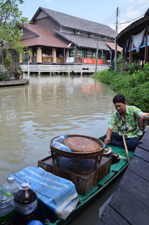 PATTAYA, THAILAND - 22 NOV, 2016: Travel and shopping in Pattaya Floating Market four regions where have traditional commercial boats and villagers do about traditional foods and souvenirsのeditorial素材