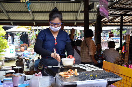PATTAYA, THAILAND - 22 NOV, 2016: Travel and shopping in Pattaya Floating Market four regions where have traditional commercial boats and villagers do about traditional foods and souvenirsのeditorial素材