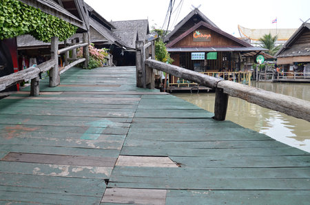 PATTAYA, THAILAND - 22 NOV, 2016: Travel and shopping in Pattaya Floating Market four regions where have traditional commercial boats and villagers do about traditional foods and souvenirsのeditorial素材