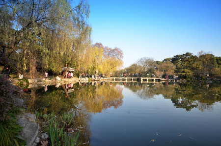 HANGZHOU, CHINA - DEC 26, 2017: People are walking along the embankment of the West lake in Hangzhou Chinaのeditorial素材