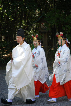 NAGOYA, JAPAN- 25 APR, 2018: Unidentified Japanese people with traditional costume inAtsuta-jingu (Atsuta Shrine) in Nagoya Japanのeditorial素材