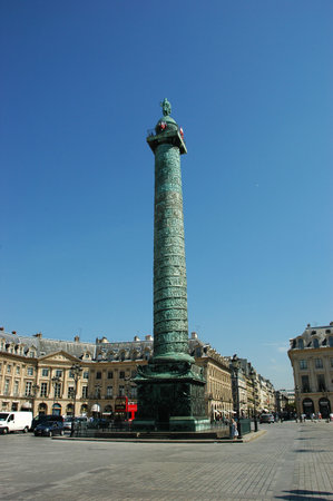PARIS, FRANCE-JUL 23, 2018: Vendome column with statue of Napoleon Bonaparte with blue sky background in Paris France.のeditorial素材