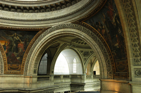 PARIS, FRANCE - JUL 23 2018: Interior view of Pantheon with high ceiling, columns, statues and paintings richly decorated in Paris.のeditorial素材