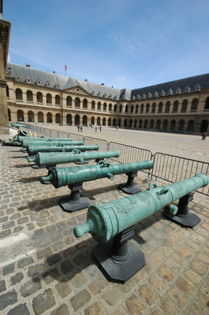 PARIS, FRANCE-JUL 23, 2018: Close-up of old bronze cannon in the inner courtyard of the Les Invalides Palace in Paris.のeditorial素材