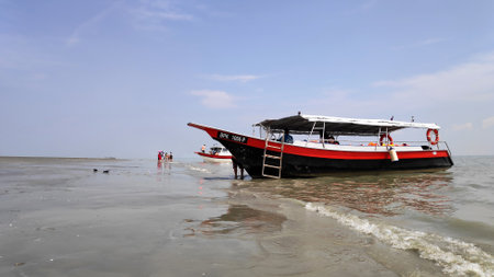KUALA SELANGOR, MALAYSIA - 09 MAR, 2019:  The passenger boats to Kuala Selangor sky mirror, a famous beach which only visible when sea level low during full moon phase, four days before and after the dayのeditorial素材