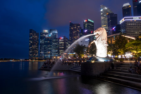 Singapore- Nov 16, 2019: Merlion statue fountain in Merlion Park and Singapore city skyline at night. Merlion fountain is one of the most famous tourist attraction in Singaporeのeditorial素材