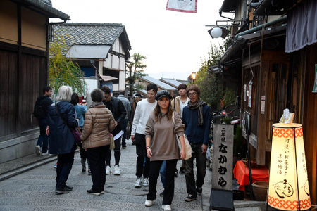 Kyoto, Japan- 24 Nov, 2019: Unidentified people stroll Sanneizaka street in Kyoto. Sanneizaka street is bustling pedestrian street on a hill lined with souvenir stalls & traditional Japanese architectureのeditorial素材