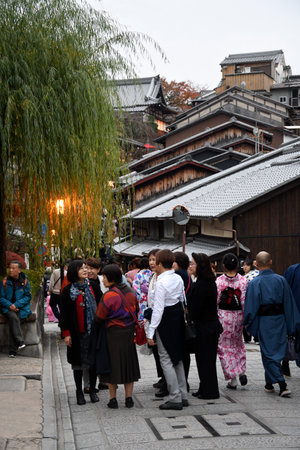 Kyoto, Japan- 24 Nov, 2019: Unidentified people stroll Sanneizaka street in Kyoto. Sanneizaka street is bustling pedestrian street on a hill lined with souvenir stalls & traditional Japanese architectureのeditorial素材