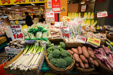 Osaka, Japan- 28 Nov, 2019: Small vegetable display with a variety affordable price front of retail store in Osaka fresh market.のeditorial素材