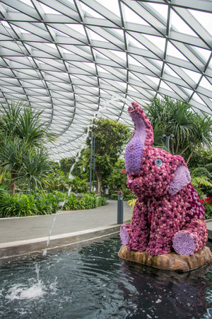 Singapore - Dec 31, 20120: Elephant sculpture located in Topiary walk at Jewel Changi Airport. Canopy Park in Singapore is perfect for those who want to unwind in a fun and carefree way.のeditorial素材