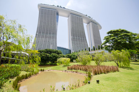 Singapore- Sep 9, 2021: Marina Bay Sands photographed from the Gardens by the Bayのeditorial素材