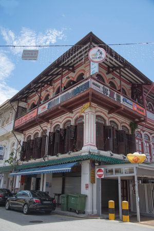 Singapore- 11 Oct, 2021: Facades of famous colorful colonial shop houses decorated with Chinese lanterns and fairy lights in Singapore Chinatownのeditorial素材