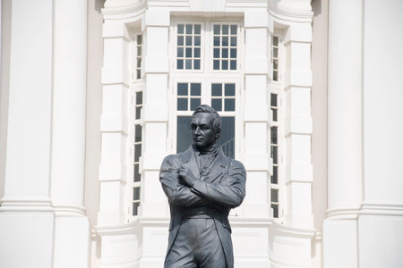 Singapore Dec 26 2021: Bronze statue of Stamford Raffles, founder of modern Singapore, by Thomas Woolner in front of the Victoria Theatre and Concert HallTheatre and Concert Hall - Singaporeのeditorial素材