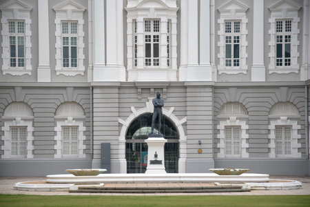 Singapore- 9 Apr, 2022: Bronze statue of Stamford Raffles, founder of modern Singapore, by Thomas Woolner in front of the Victoria Theatre and Concert Hall Theatre and Concert Hall - Singaporeのeditorial素材