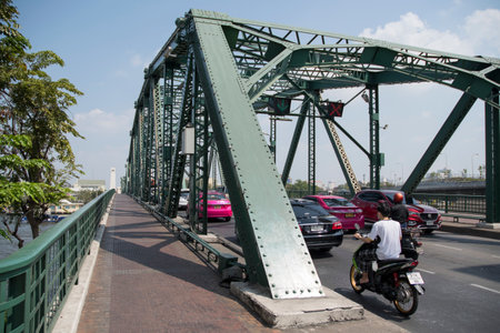 Bangkok, Thailand- 14 Feb, 2023: View of Phra Pok Klao Bridge over Chao Phraya River in Bangkok Thailand.  It serves to connect the two sides of the Chao Phraya Riverのeditorial素材