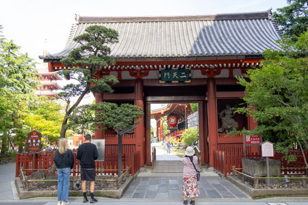Tokyo, Japan-11 May 2024: East gate Nitenmon of Asakusa Kannon temple om Tokyo. Asakusa Kannon temple is the oldest Buddhist temple in Tokyoのeditorial素材
