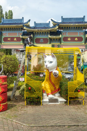 Kuching, Malaysia - 28 Jan 2026: Cat Statue at Padungan Roundabout in Kuching, Malaysia. The white cat statue is regularly dressed up to mark special eventのeditorial素材