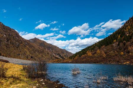 Mountains and lakes in autumn in Majiagou, Xiaojin County, Aba, Sichuanの写真素材