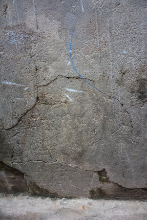 old plastered brick wall cracked and mossyの写真素材