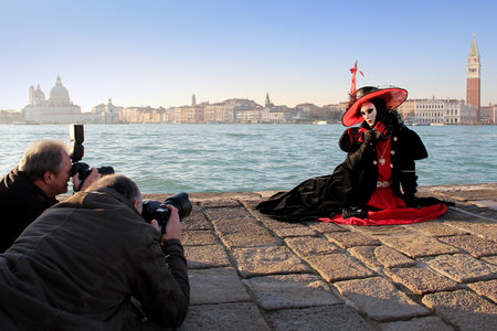 Two photographers are taking pictures of Venetian masksのeditorial素材