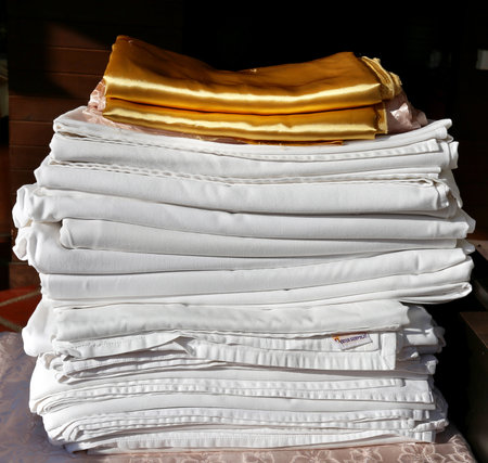 white and gold napkins for serving tables in the restaurant 

の写真素材